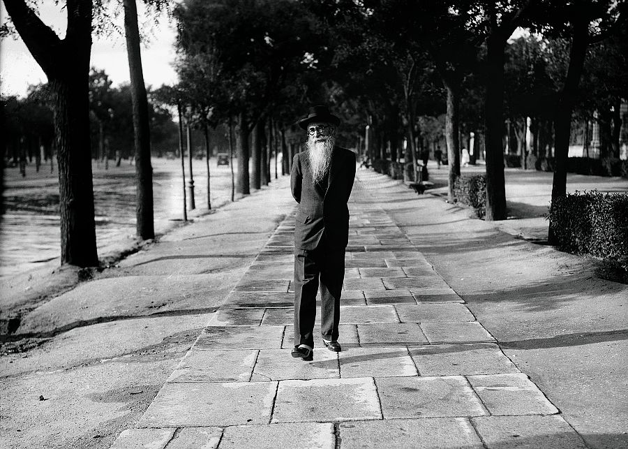 Retrato de Valle Inclán paseando por Recoletos. Madrid, 1930