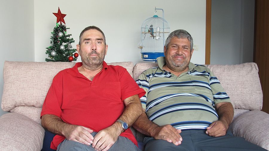 José Luis (derecha) y Miguel Ángel, sentados en el salón de su nueva casa.