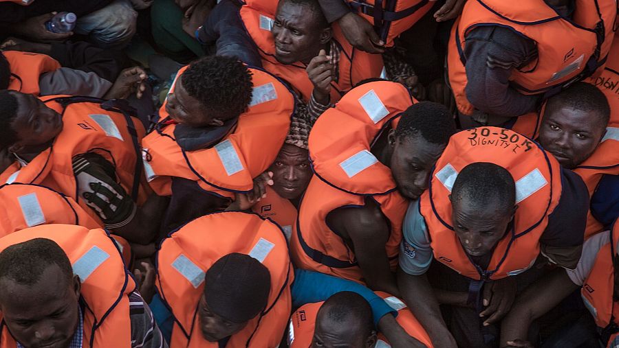 Migrantes con chalecos salvavidas en el Mediterráneo en 2015