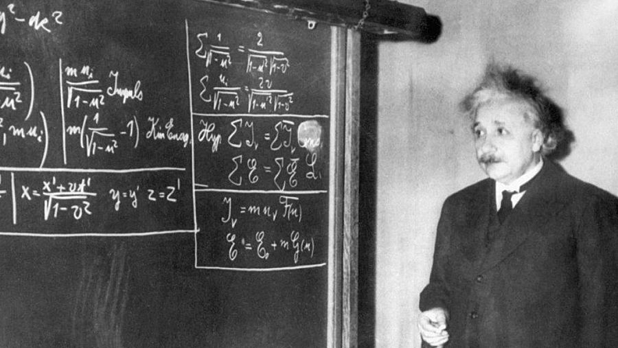 Albert Einstein explicando algunas de sus teorías