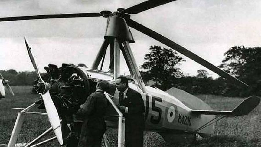 Juan de la Cierva junto al invento del autogiro
