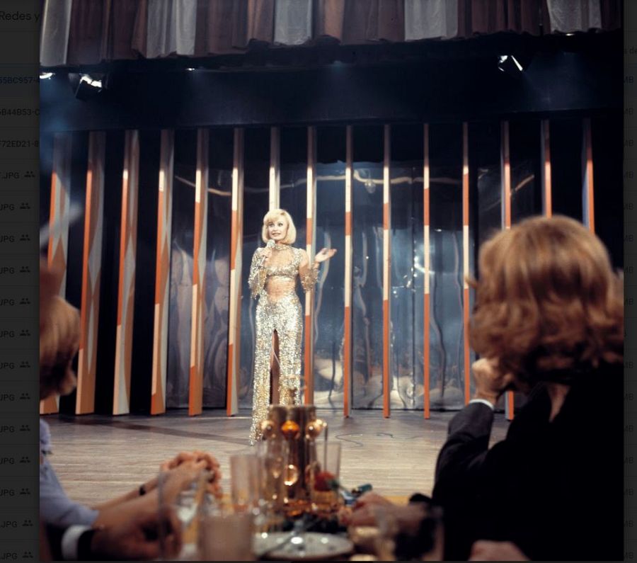 Raffaella Carrà gravando un espacio de TVE con publicó en plató