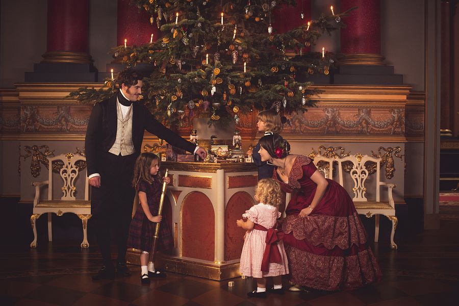 La familia de Alberto y Victoria junto al árbol de Navidad