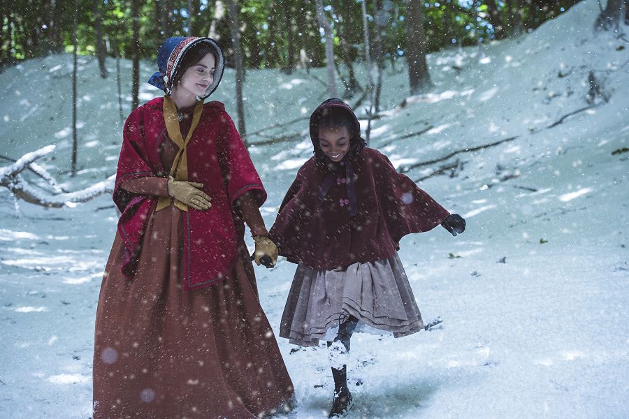 Victoria con Sara en la nieve