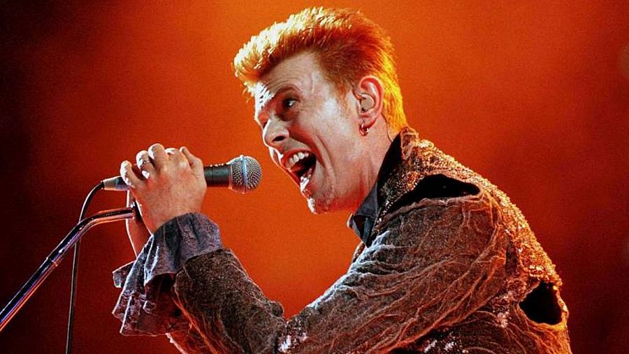 David Bowie cantando en uno de sus conciertos
