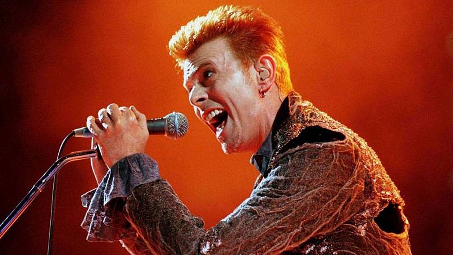David Bowie cantando en uno de sus conciertos