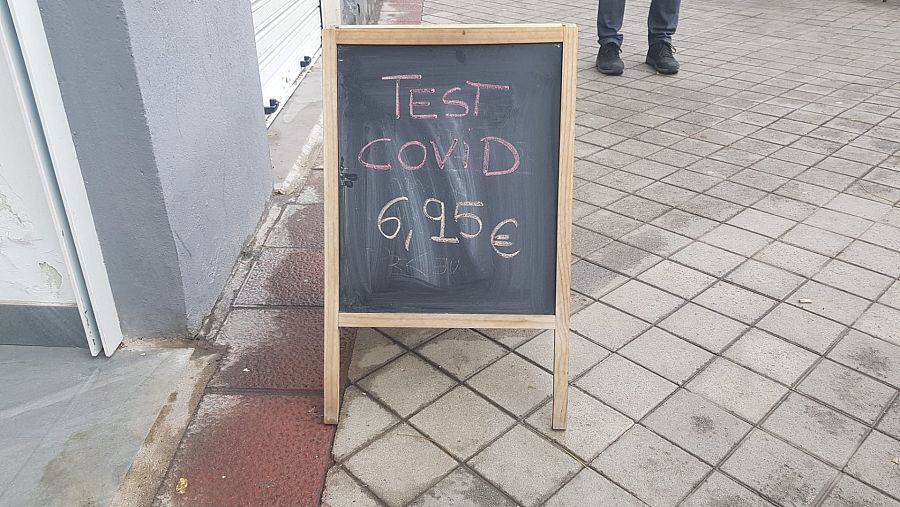 Pizarra a la entrada de la farmacia Cristina Pizarro Mayoral: 