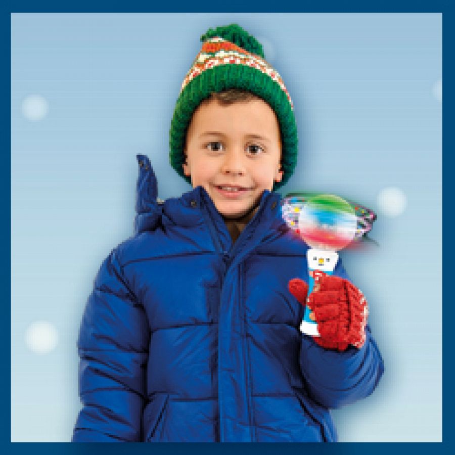 Revista Clan Enero 2022 - Niño con regalo bola de nieve con luces