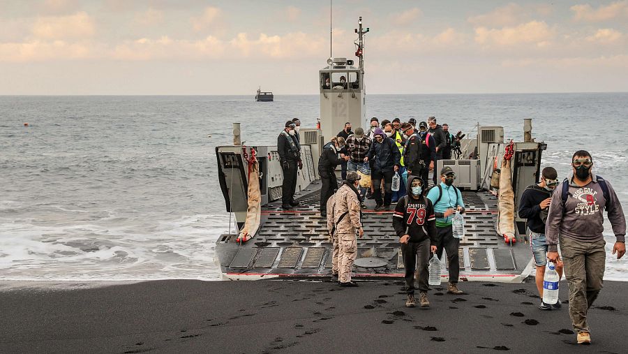 Trabajadores del plátano son llevados a sus plantaciones en una lancha de la Armada.