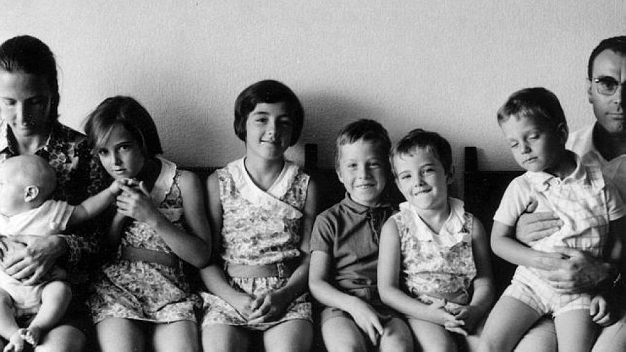 Ana Torroja, (en el centro) y sus seis hermanos