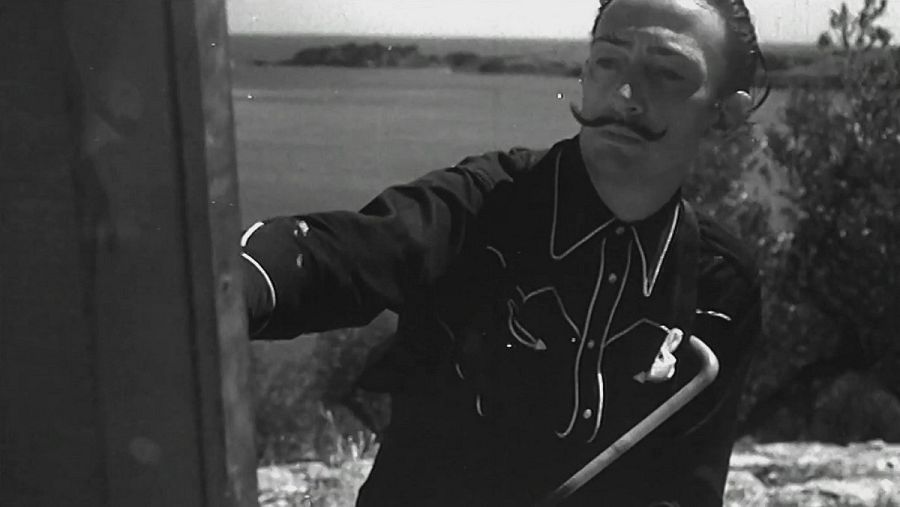 Salvador Dalí pintando en Cadaqués