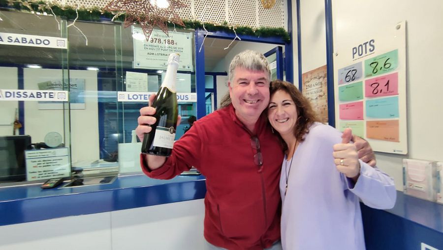 El propietari de la administració de Calella, Ramon Subirana, celebra el tercer premi