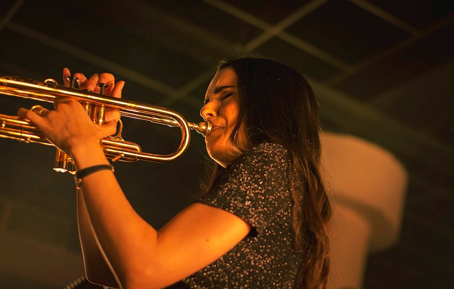 Andrea Motis en un moment de l'actuació, davant del micròfon