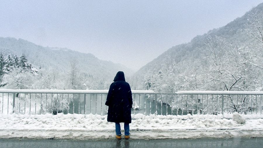 El iraquí Mustafa en un puente de Bosnia-Herzegovina