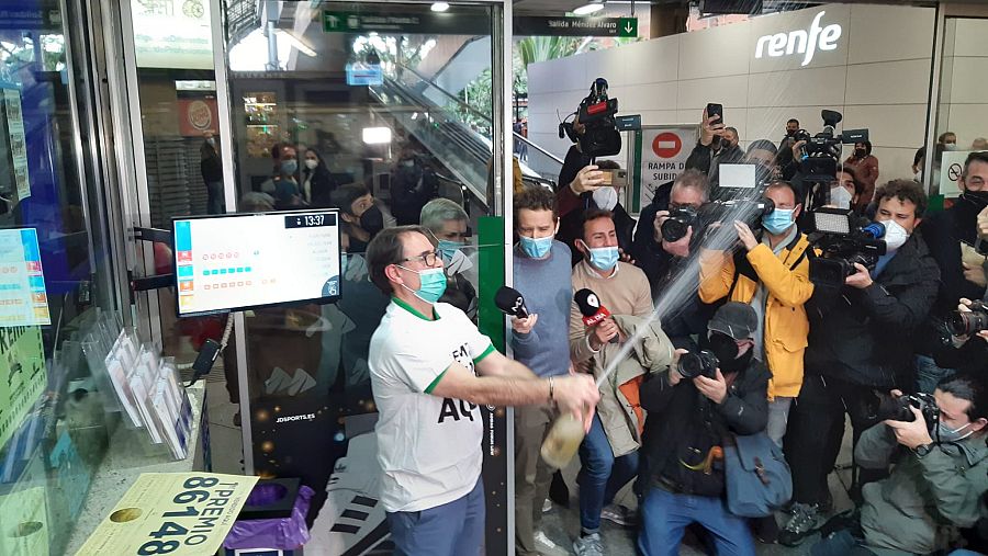 El empleado de la administración, Javier Moñino, celebra haber vendido 129 series del Gordo