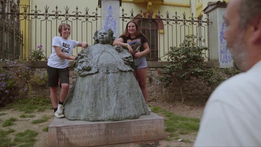 'Mi familia en la mochila' visita la estatua de la Monstrua de Avilés