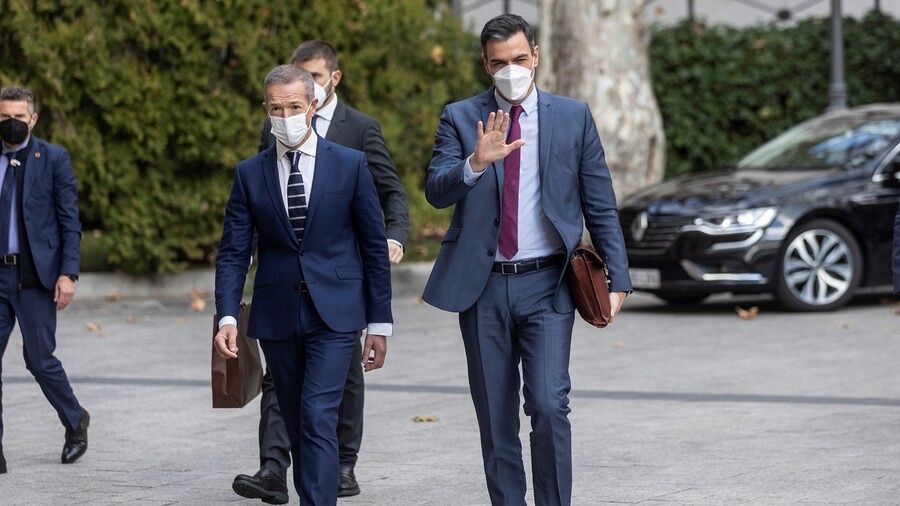 El president del Govern, Pedro Sánchez, amb el presidente del Senado, Ander Gil arribant a la confèrència de presidents