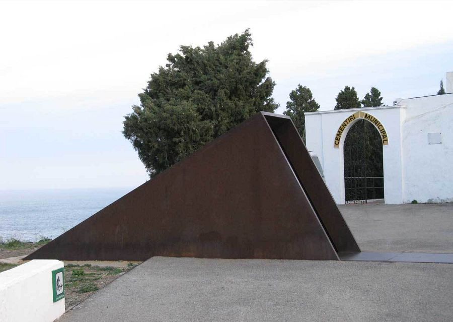 L'escultura Passatges de David Karavan, memòria de Benjamín i de les trajectòries que han viscut aquestes terres de frontera