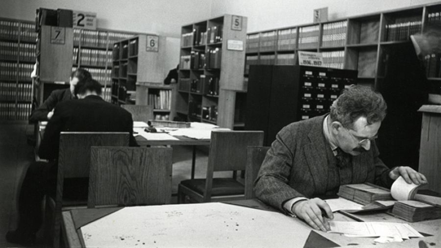 El filòsof Walter Benjamin treballant a la Biblioteca Nacional de Frankfurt, el 1937, imatge icònica de la fotògrafa jueva Gisèle Freund