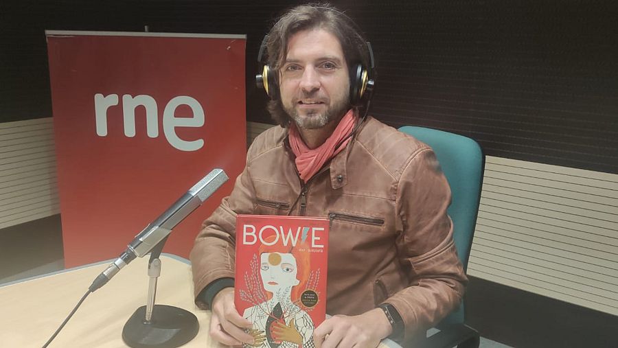 El escritor Fran Ruiz mostrando su libro 