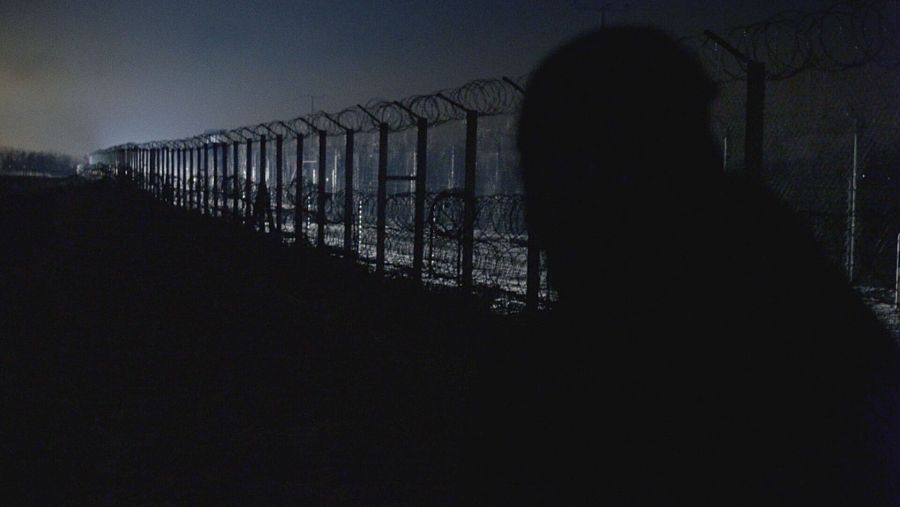 Sombra delante de valla fronteriza en Europa