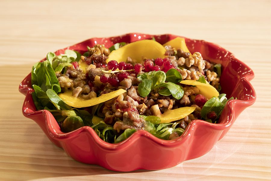 Receta de ensalada de canónigos con cordero crujiente y salsa de mango