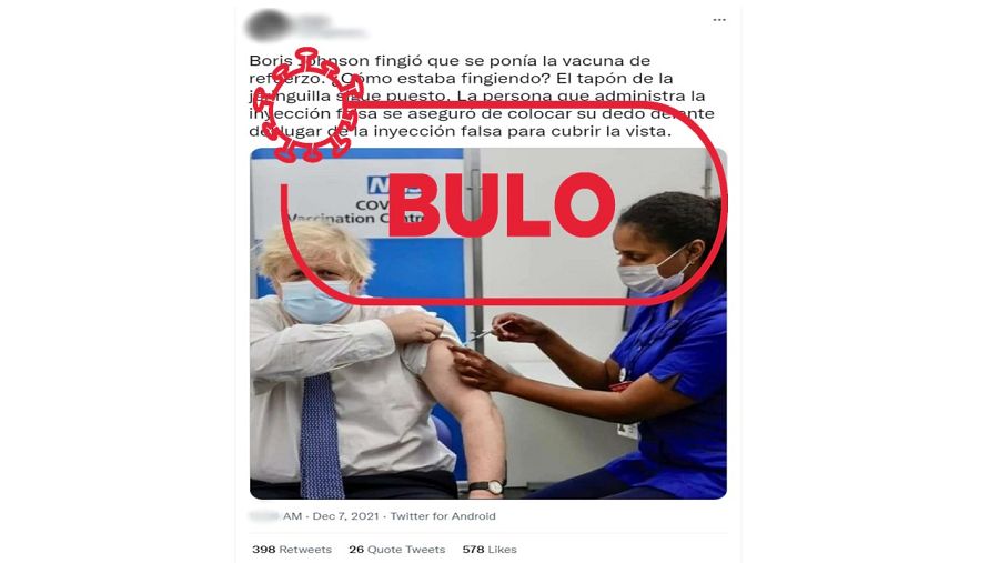Mensaje de Twitter que dice que Johnson fingió que se ponía la vacuna de refuerzo, con el sello bulo de VerificaRTVE
