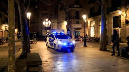 Un cotxe de la Guàrdia Urbana de Barcelona circula pel passeig del Born una mica abans de la una de la matinada