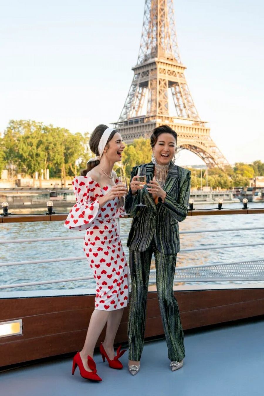  Emily lleva un vestido de Anouki (960€), tacones de Patou y bolso de Roger Vivier (1231€). 
