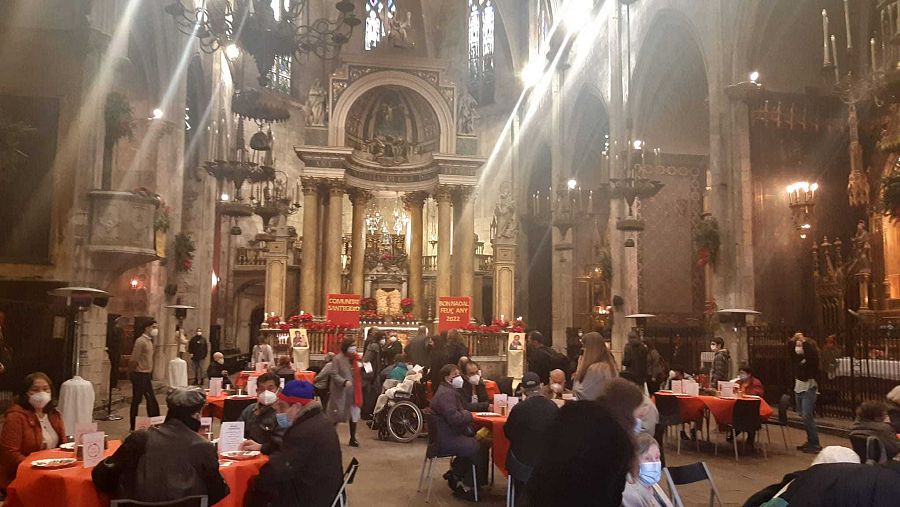 Unes 60 persones han participat al dinar de Nadal de la Comunitat de Sant Egidi a Barcelona | CLARA ONTAÑÓN