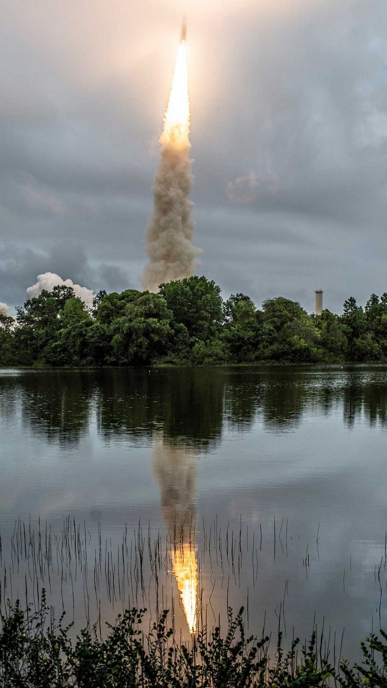 Moment en què s'enlaira el coet Ariane 5 per portar a l'espai el telescopi James Webb | EFE
