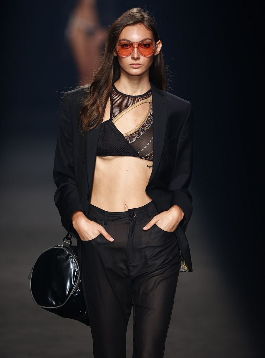 Patrones asimétricos, acabados de efecto metalizado y aberturas cut off destacan en la energética colección de Custo