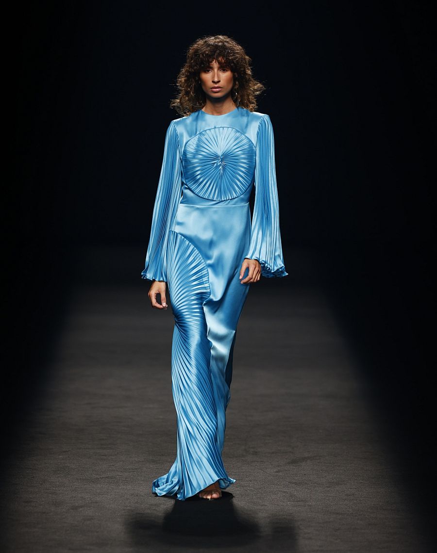 Rotundos volúmenes crean las siluetas más impactantes que popone Isabel Sanchís para despedir este 2021.