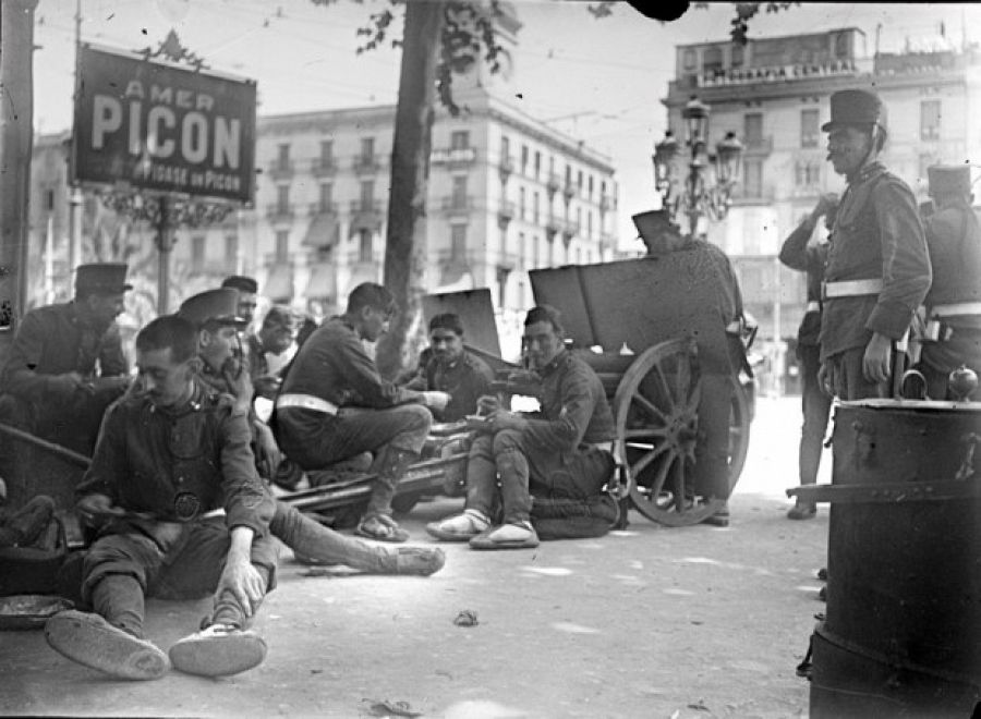 Soldats fent guàrdia als carrers de Barcelona durant la vaga de la Canadenca