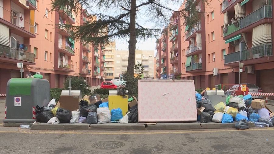 La brossa s'amuntega als carrers de Salt