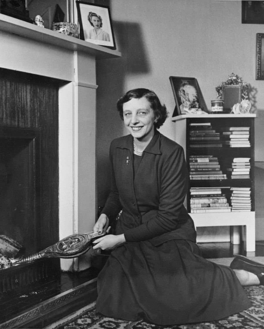 Marion Crawford, al poco de casarse, en la vivienda regalo de los Windsor