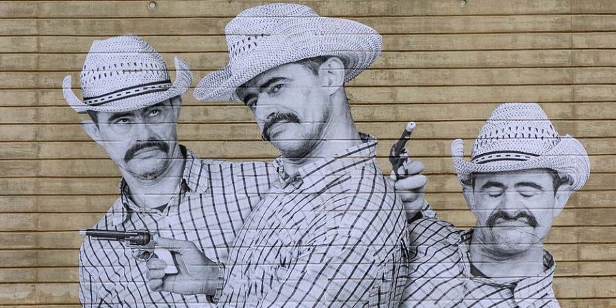 Arrels retrata 13 persones a diferents murals de Barcelona