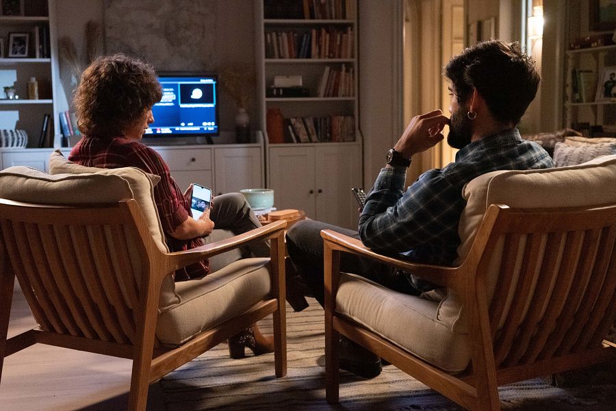 Elena y Tirso conversan mientras ven el televisor