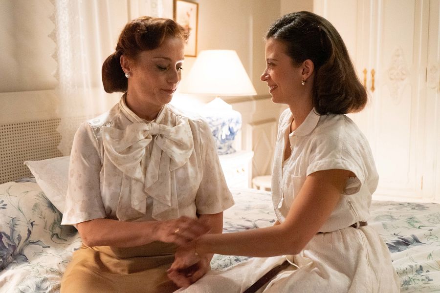 dolores y carmen hablan en el cuarto