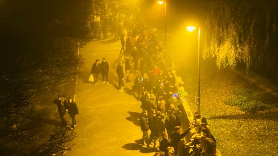 Una imagen del macrobotellón que ha concentrado a cientos de jóvenes en el Parque del Ebro de Logroño esta Nochevieja