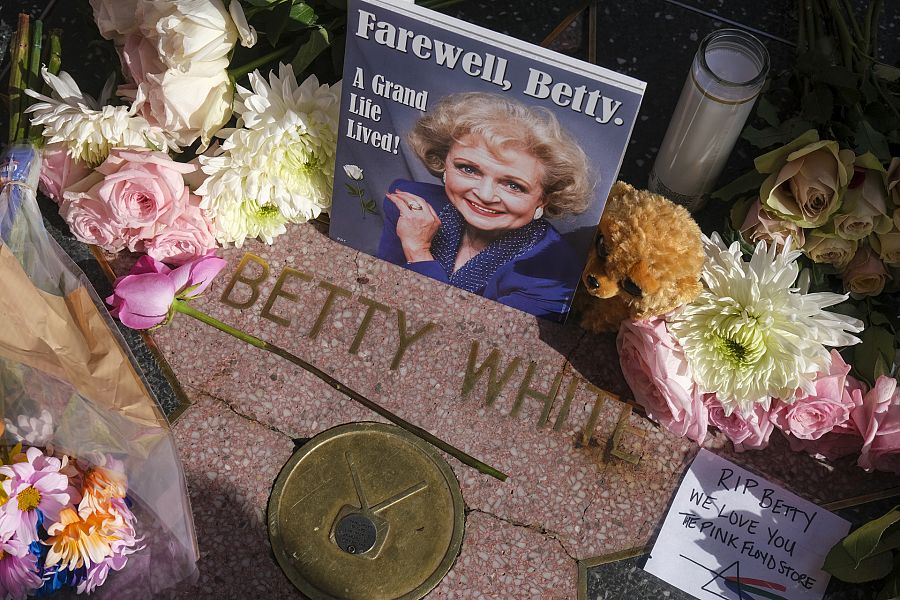 El altar a Betty White en el paseo de la fama de Hollywood