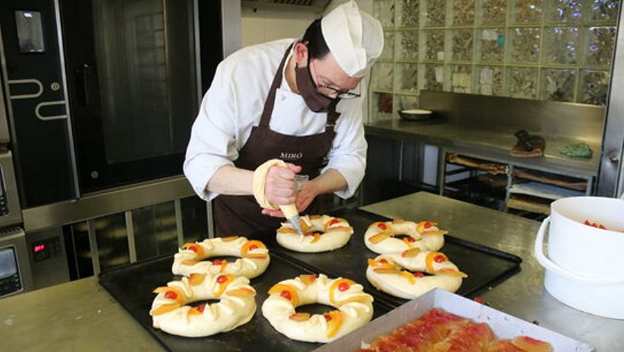 El president del Gremi de Pastisseria de Barcelona, Elies Miró, elaborant tortells de Reis