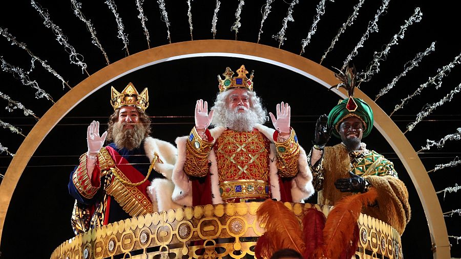 Los Reyes Magos saludan a su llegada a Madrid en 2021