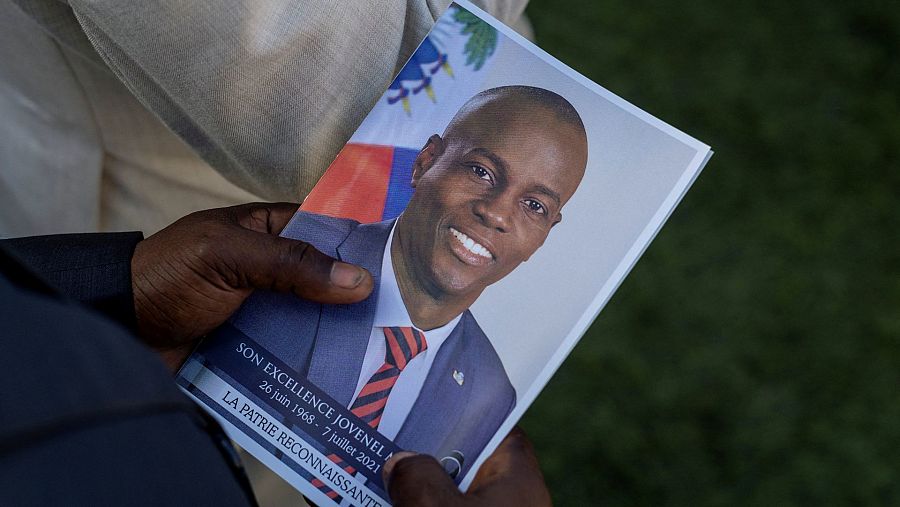 Una persona sostiene una foto del fallecido presidente haitiano Jovenel Moise