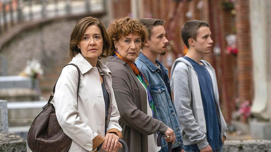 Laura Lebrel, su madre y sus gemelos