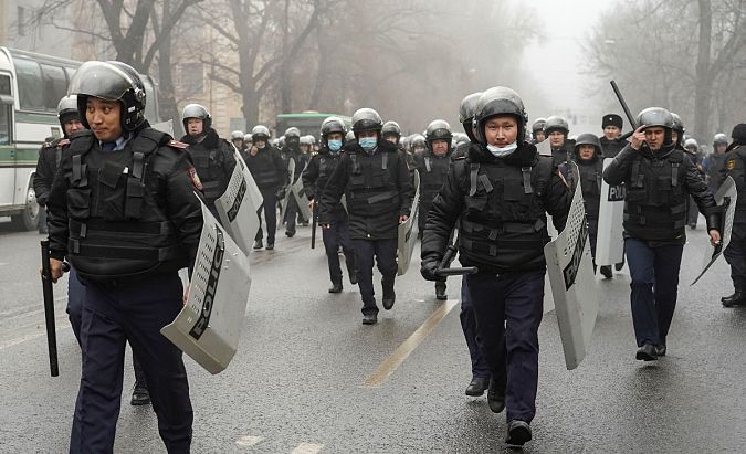  Agente de Policía antidisturbios patrullan en una calle en Almaty, Kazajistán