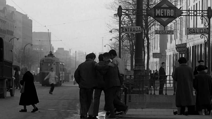 Salida del metro Legazpi en 'Los golfos' (1959)