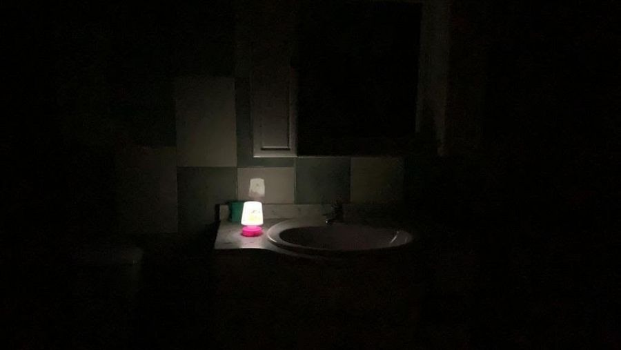 El baño de la casa de Vicky alumbrado con una pequeña linterna