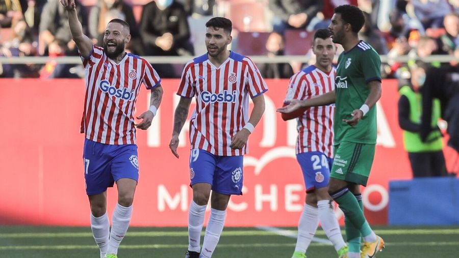 El defensa del Girona David Juncà Reñé (i) celebra tras anotar el 1-0 a Osasuna.