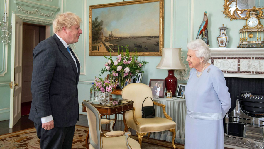 Boris Johnson con reina Isabel
